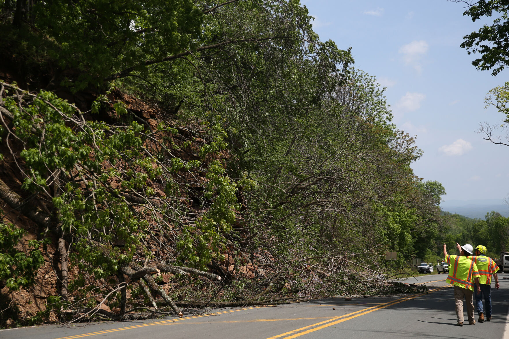 050421-cdp-news-rockslide090.JPG